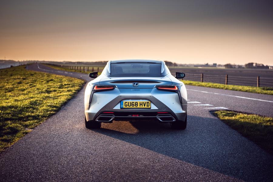  Lexus LC500h 2017 года  (UK) (фото 32 из 41)